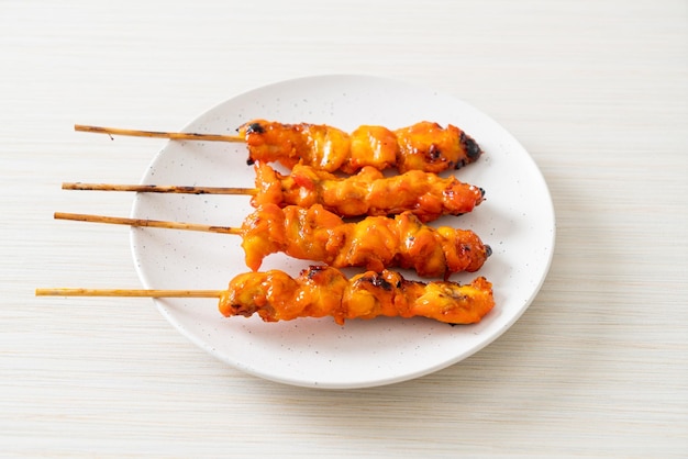 brochette de poulet grillé yakitori servi dans le style izakaya - style de cuisine asiatique