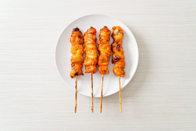 brochette de poulet grillé yakitori servi dans le style izakaya - style de cuisine asiatique