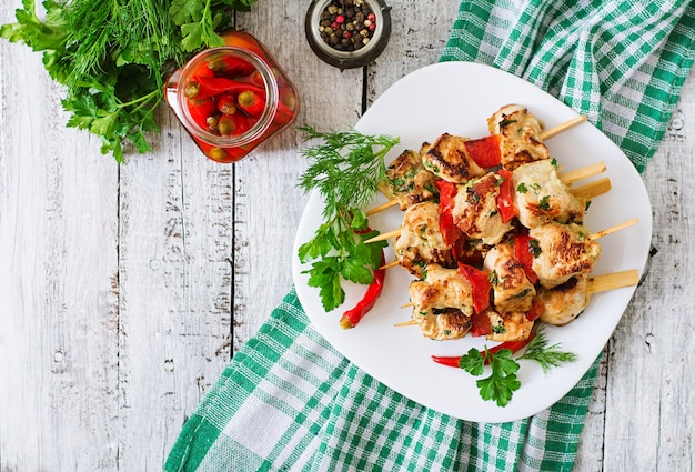 Brochette de poulet shish au paprika. Vue de dessus