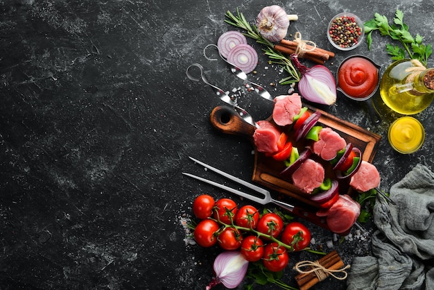 Brochette de veau crue au romarin et légumes Vue de dessus Espace libre pour votre texte