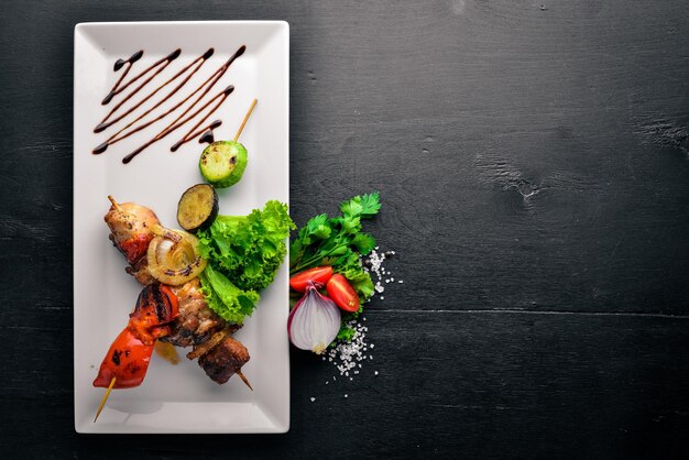 Brochette de veau porc et légumes grillés Sur un fond en bois Vue de dessus Espace libre