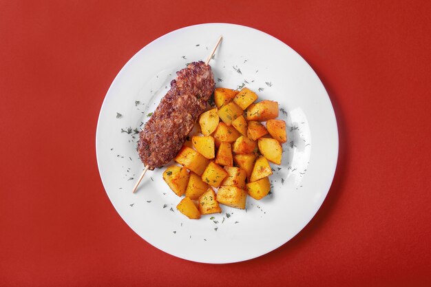 Brochette de viande avec pommes de terre frites au menu