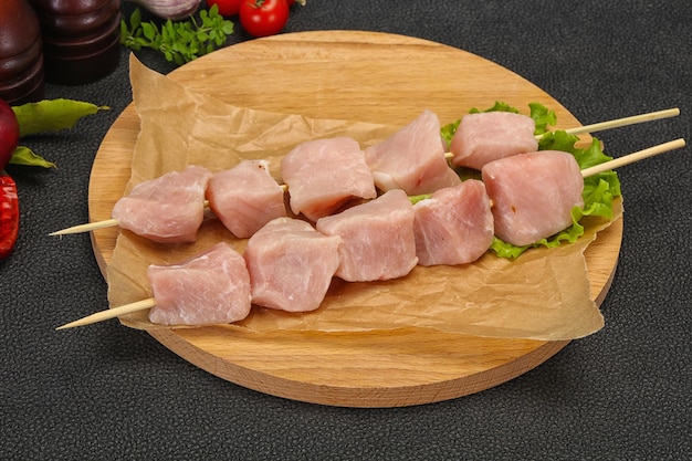 Brochette de viande de porc crue prête à griller