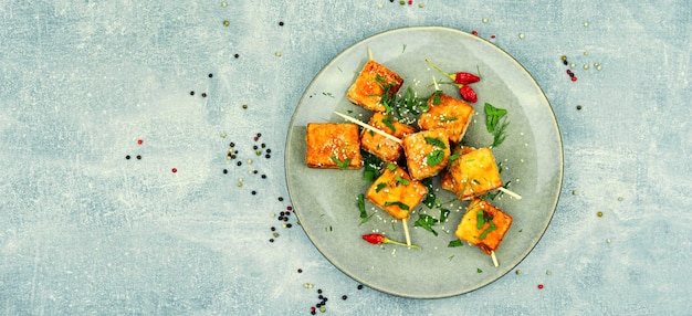 Brochettes au tofu savoureux