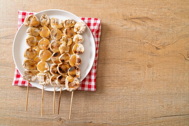 Brochettes de bananes grillées à la sauce caramel