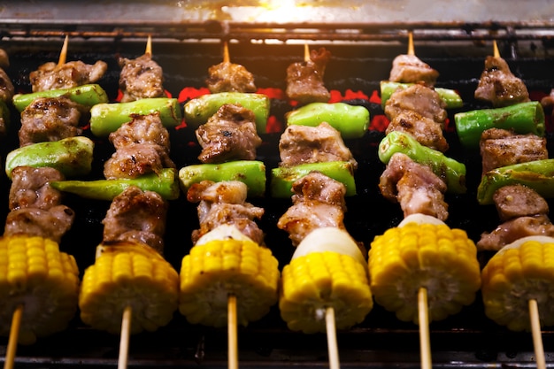 Brochettes de barbecue brochettes de viande avec du maïs et des légumes