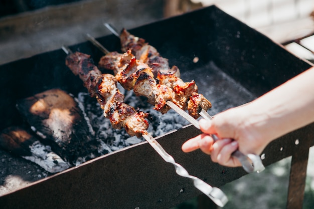 Brochettes de barbecue se préparant sur le gril