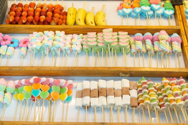 Photo des brochettes de bonbons colorées dans une écurie