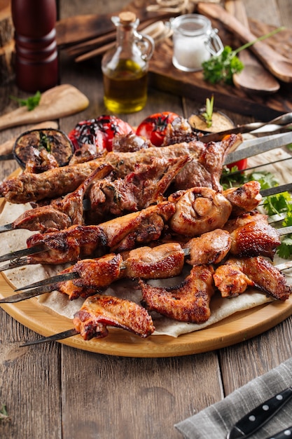 Brochettes et brochettes de shashlik de race blanche assorties