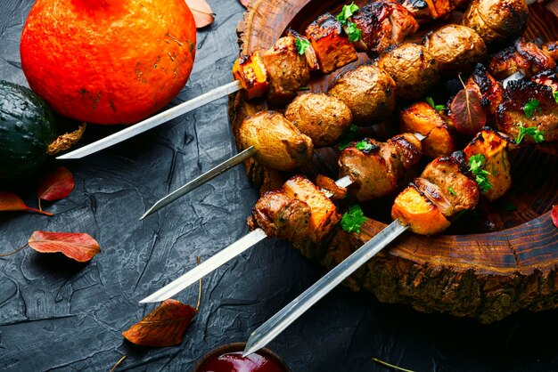 Brochettes ou brochettes de viande et potiron.Savoureux kebab grillé