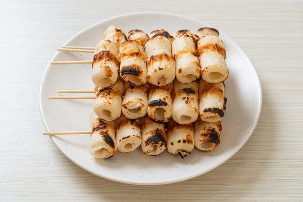 Brochettes de calmar grillé sur assiette