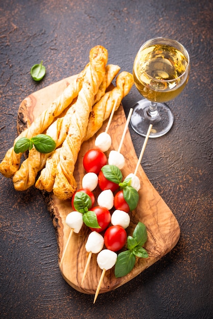 Brochettes de caprese et pain grissini