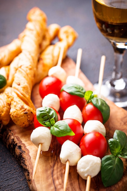 Brochettes de caprese et pain grissini