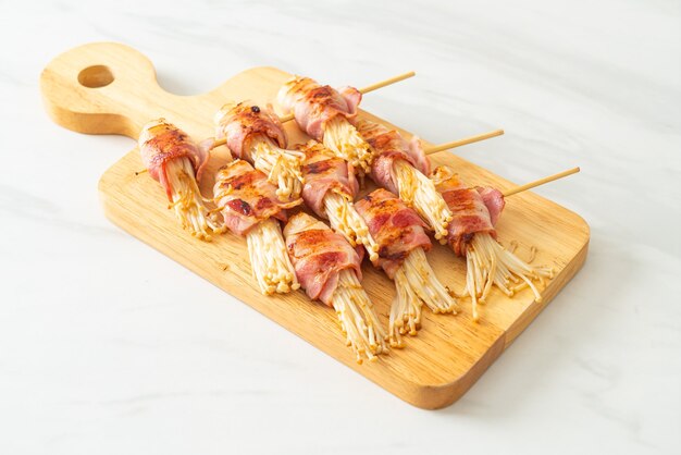 Brochettes de champignons à l'aiguille dorée enveloppées de bacon