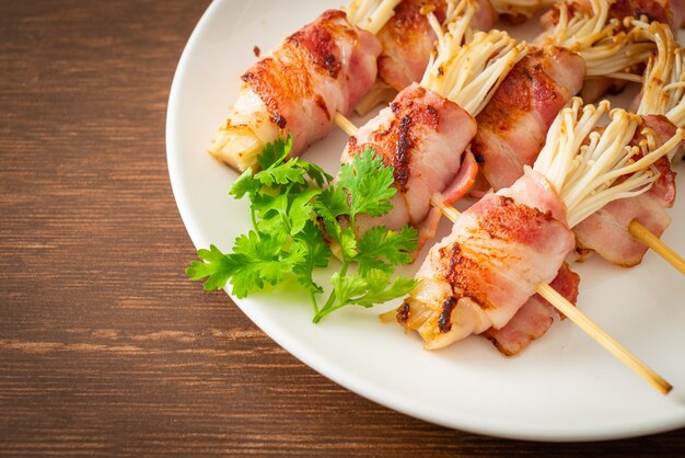 Brochettes de champignons à l'aiguille dorée enveloppées de bacon