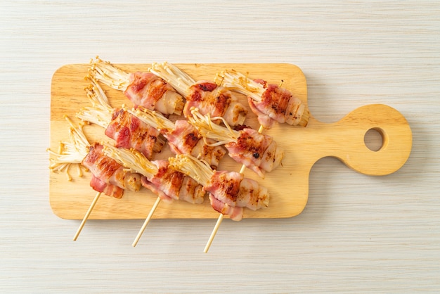 Brochettes de champignons à l'aiguille dorée enveloppées de bacon