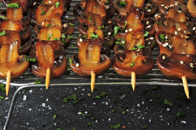 Photo brochettes de champignons au persil et sel de mer.