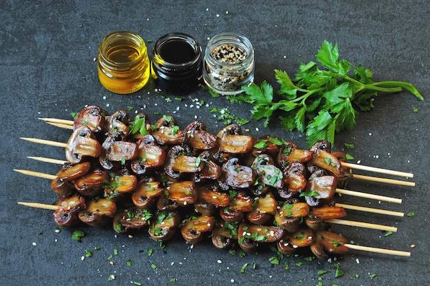 Brochettes de champignons au persil et sel de mer.