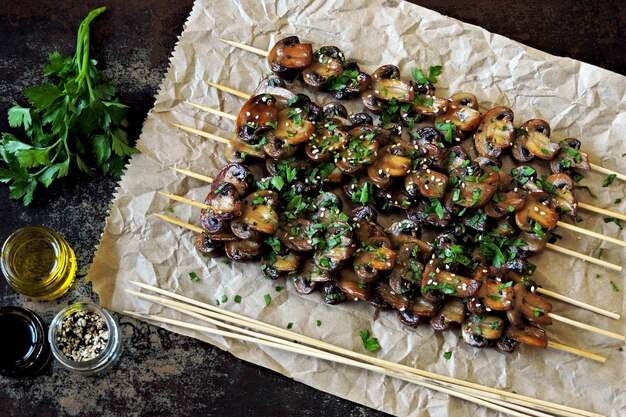 Brochettes de champignons au persil et sel de mer.