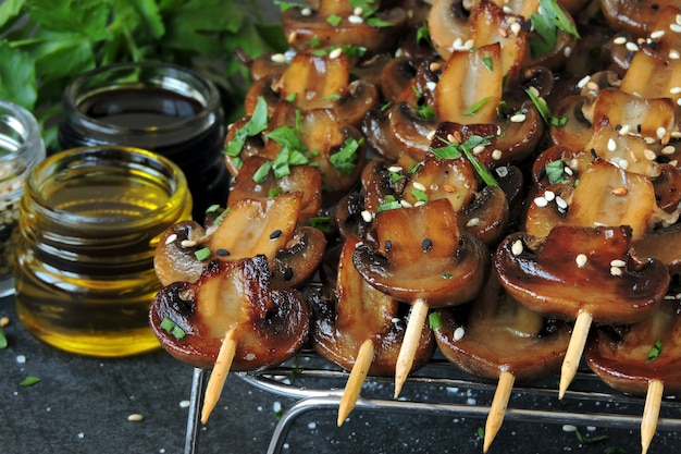 Brochettes de champignons juteux. Nourriture végétalienne. Régime céto.