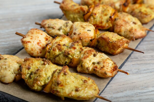 Brochettes De Chikrn Sur Une Table En Bois