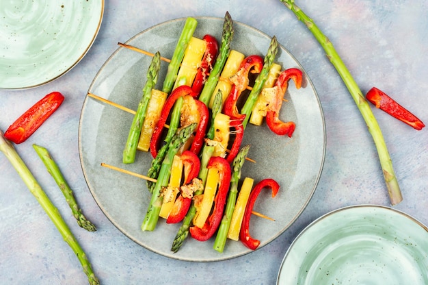 Brochettes colorées végétales sur des brochettes en bois