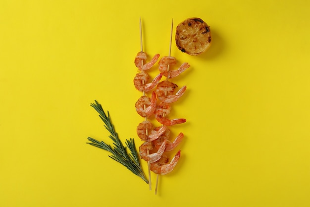 Brochettes de crevettes grillées savoureuses sur jaune