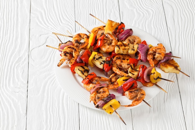 Photo brochettes de crevettes avec légumes carbonisés et ananas