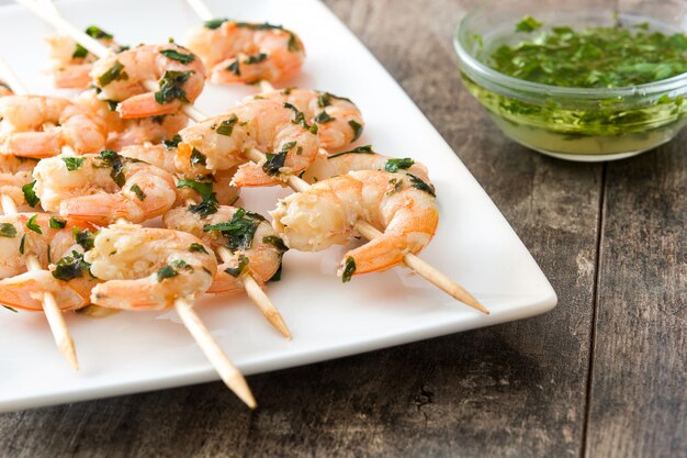 Brochettes de crevettes sur table en bois