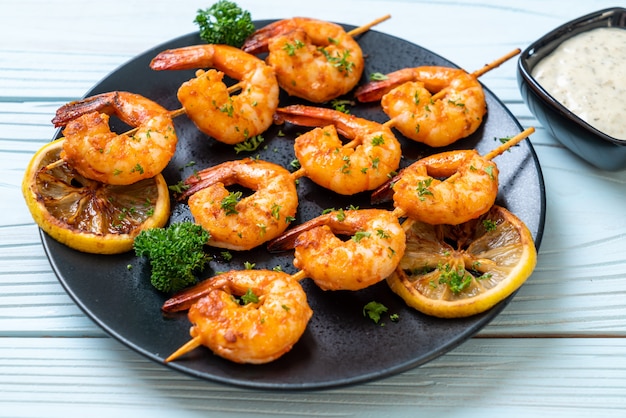 Brochettes de crevettes tigrées grillées au citron