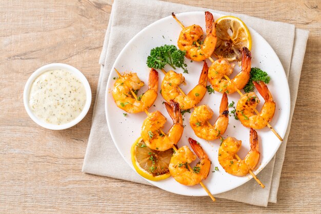 Brochettes de crevettes tigrées grillées au citron