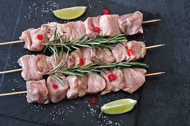 Brochettes crues aux épices. Cuisson des brochettes. Régime céto.