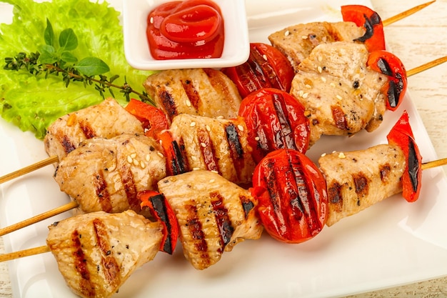 Brochettes de dinde grillées