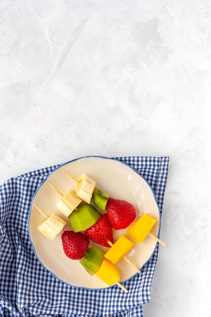 Brochettes de fruits assorties saines d'en haut