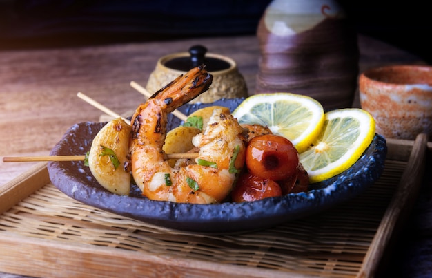 Brochettes de gambas grillées au barbecue.