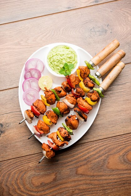 Photo brochettes indiennes de poulet tikka, marinées aux épices et au yaourt et rôties au tandoor