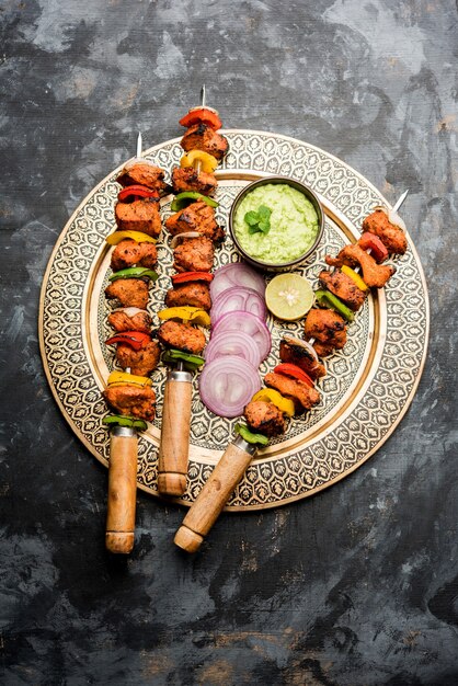 Brochettes indiennes de poulet tikka, marinées aux épices et au yaourt et rôties au tandoor