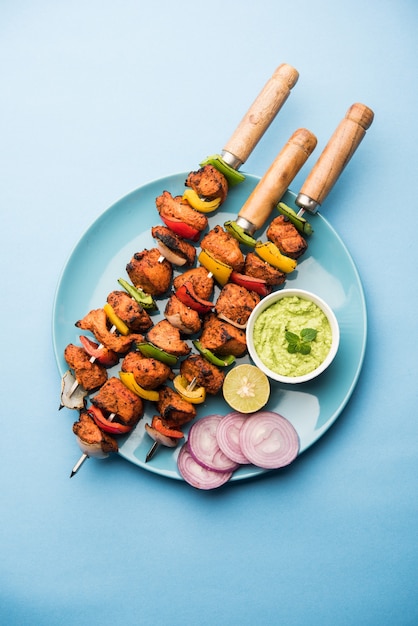 Brochettes indiennes de poulet tikka, marinées aux épices et au yaourt et rôties au tandoor