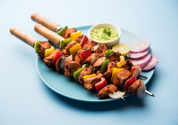 Brochettes indiennes de poulet tikka, marinées aux épices et au yaourt et rôties au tandoor