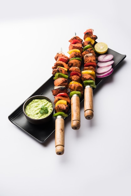 Brochettes indiennes de poulet tikka, marinées aux épices et au yaourt et rôties au tandoor