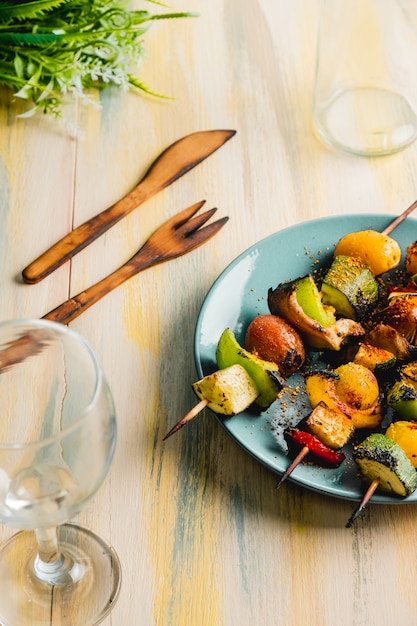 Photo brochettes de légumes sur table en bois. régime végétalien et végétarien.