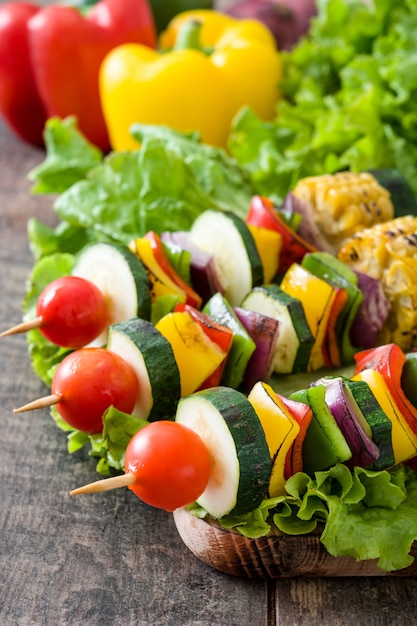 Brochettes de légumes sur une table en bois