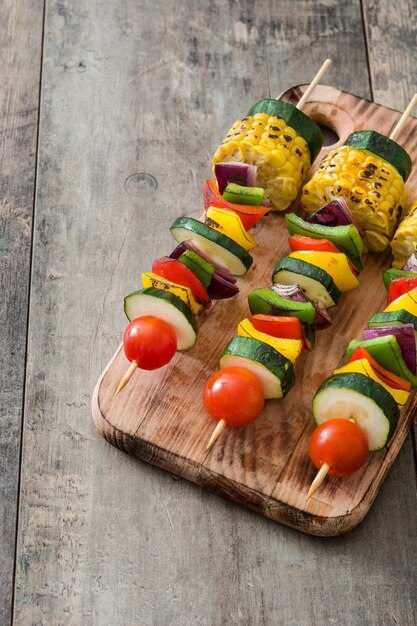 Brochettes de légumes sur une table en bois