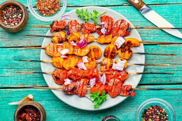 Brochettes de légumes de tomates, tomates cerises en brochettes.