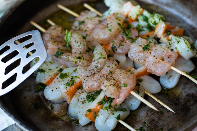 Brochettes de poisson prêtes à cuire aux crevettes et calamars