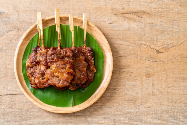 brochettes de porc au lait grillé avec riz gluant blanc