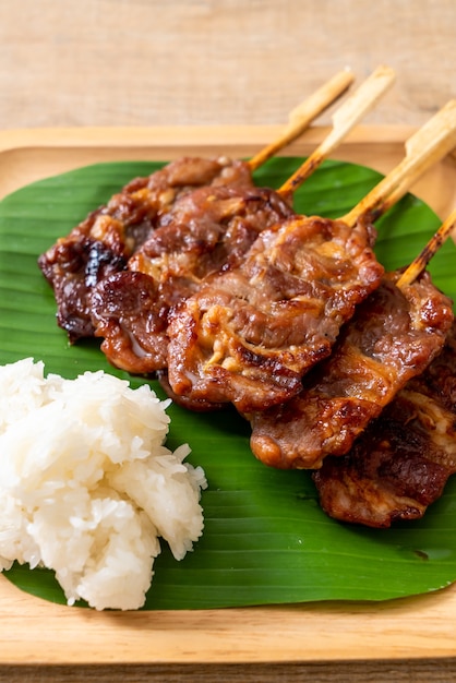 brochettes de porc au lait grillé avec riz gluant blanc