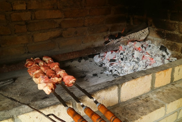 Brochettes de porc cru sur la cuisinière pour le barbecue arménien ou Khorovats