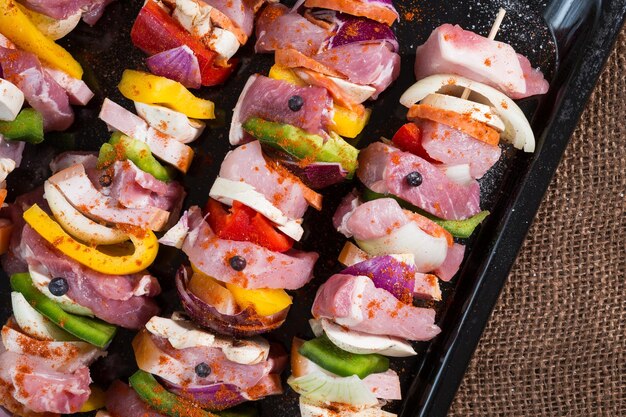 Brochettes de porc cru prêtes à griller