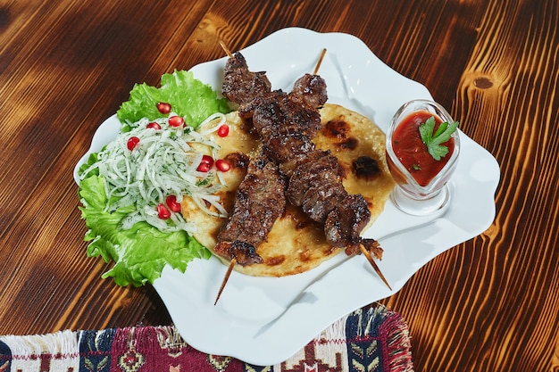 Brochettes De Porc En Cubes Maigres Au Barbecue, Servies Avec Une Tortilla De Maïs Et De La Laitue Fraîche Et De La Salade De Tomates, Vue Rapprochée